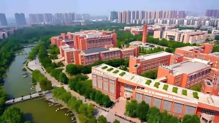 Đại học Trịnh Châu 4
