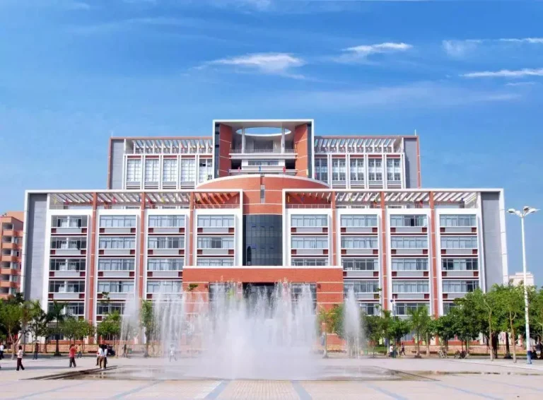 Đại học sư phạm Lĩnh Nam